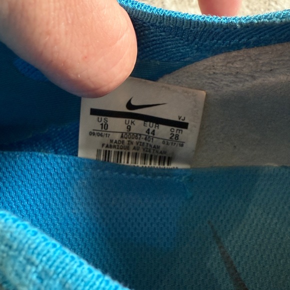 Nike Men’s 10 Epic React Flyknit
Colorway: Blue Glow/White-Photo Blue-Volt Glow - Picture 8 of 11